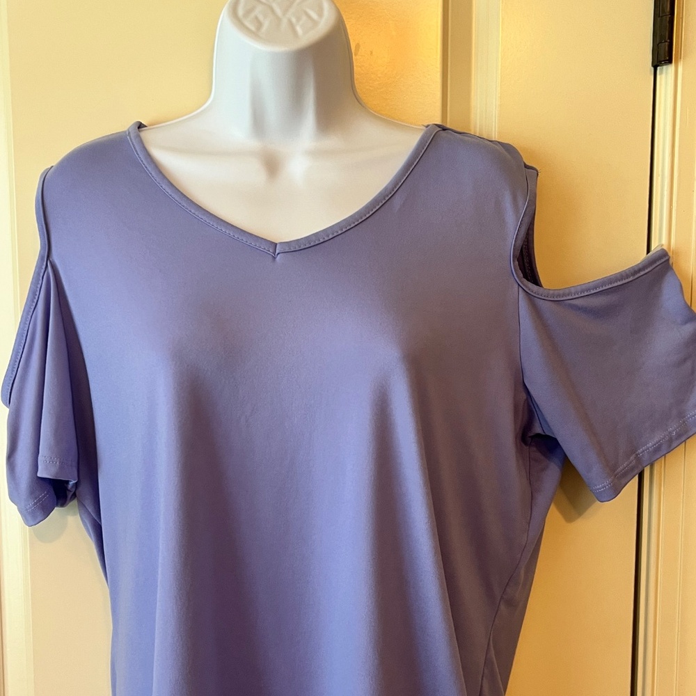 Just Be Cold Shoulder Shirt size 1X - Picture 3 of 7